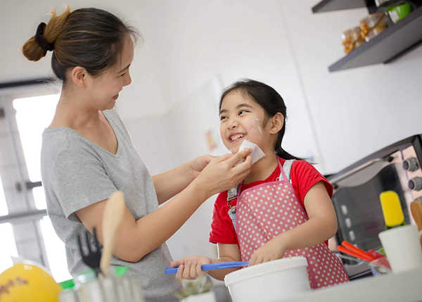 Chăm sóc trẻ giúp giảm áp lực cho cha mẹ